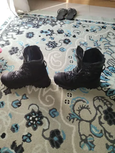 Bota guartela semi nova