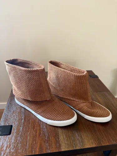 Bota slip on em couro Arezzo