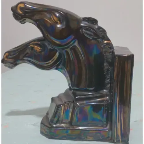 Escultura Cabeças De Cavalos Cerâmica Irridescente Aparador De Livros 22 cm 