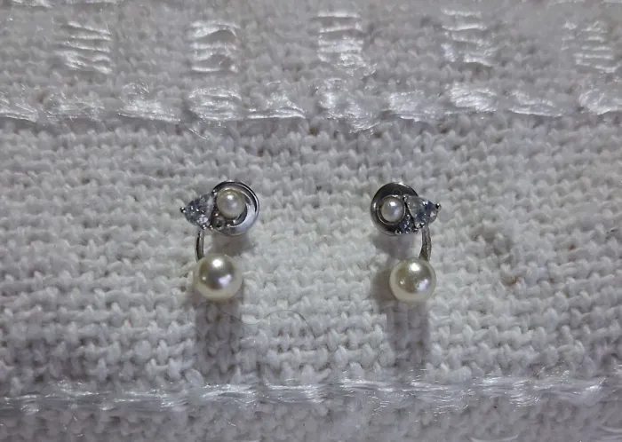 Brinco perola e zircônia 