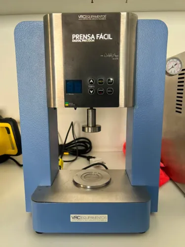 Forno e prensa digital odontológica