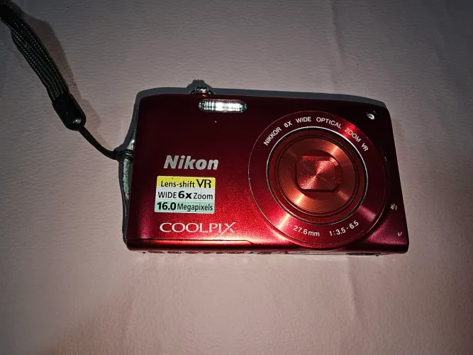 Nikon Coolpix S3300 Vermelha - Câmera Digital Retrô/Vintage