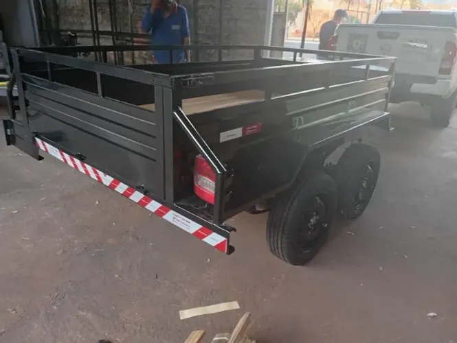 "Carreta comprimento  2.50 de  mt por 1,50 Largura " 
