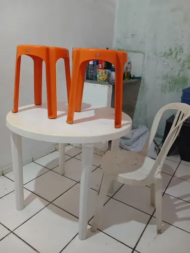 Mesa, banco e cadeira.