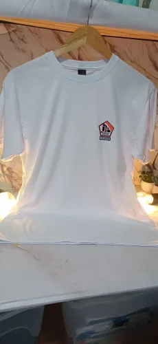 Uniformes, camisas e canecas personalizadas
