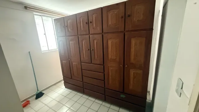 Guarda-roupas de madeira