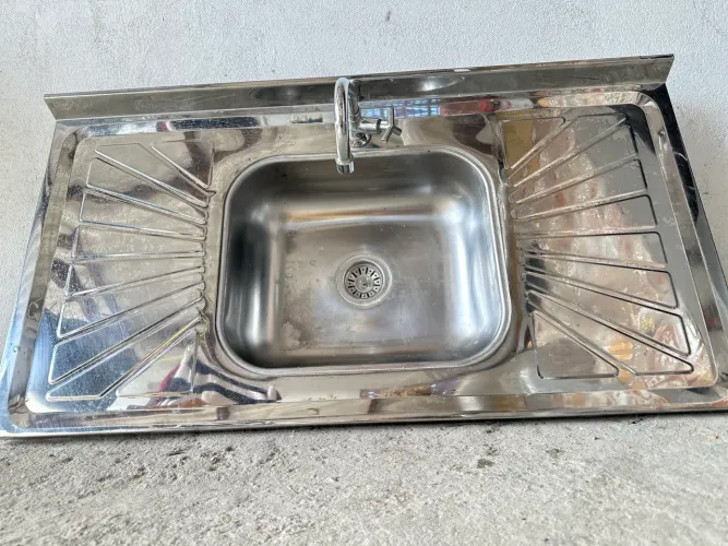 Pia de cozinha 1,20 com torneira.