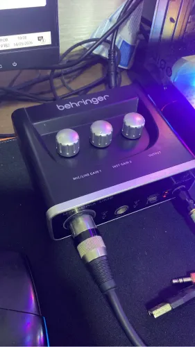 Interface de áudio Behringer UM2