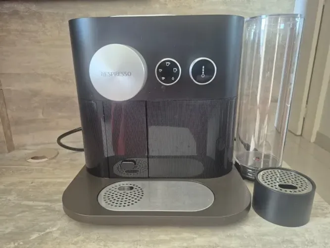 Cafeteira Nespresso Expert C80 127V - Praticamente Nova