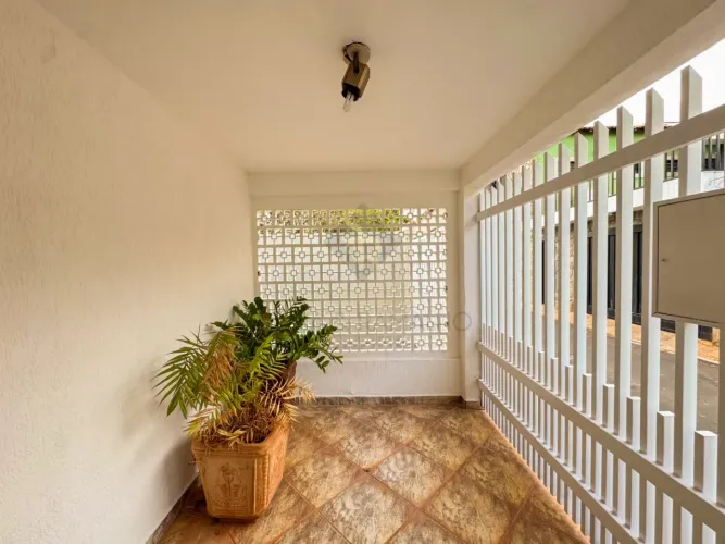 Casa para alugar com 140m² de área construída e 03 quartos, sendo 01 suíte no bairro Vila 