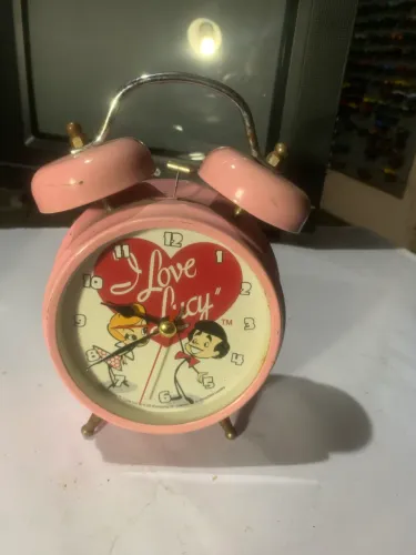 relógio de mesa retrô colecionável com o tema da clássica série de TV "I Love Lucy