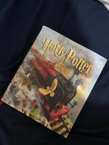 Harry Potter e A Pedra Filosofal Ilustrado (Em Inglês)