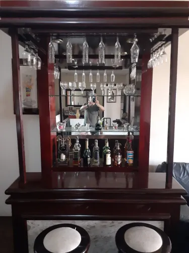Bar para sala em mogno, prateleira de vidro e duas banquetas em boas condições