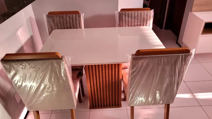 Mesa com 4 cadeiras