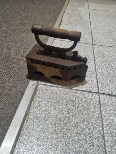 Ferro de passar roupa a brasa decoração 