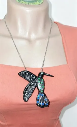 pingente beija-flor em porcelanato e cordão fino peças exclusiva da minha loja Darknes