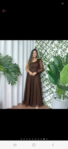 Vestido com brilho e fenda