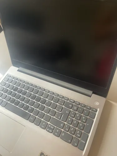 Notebook Lenovo - liga mas a tela não acende - vai com carregador 