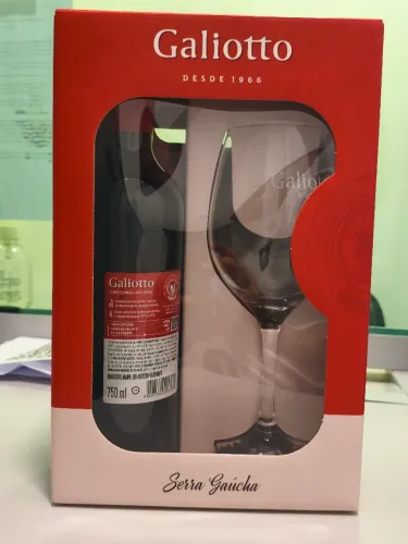 Vinho Galiotto com taça