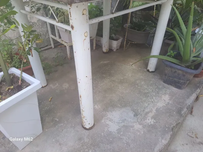 Mesa com tampo de granizo e pes de ferro na cor.branco