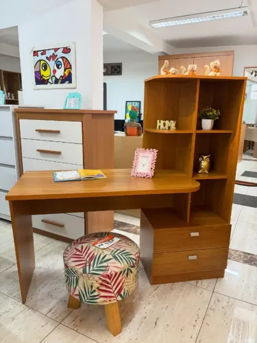 mesa escrivaninha com estante integrada da marca Permóbili, modelo Elisa, na cor cinamomo.