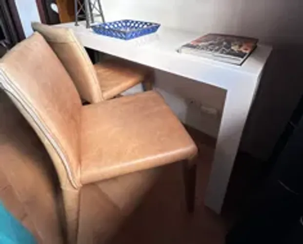 aparador em laca off White com uma das bases em alumínio