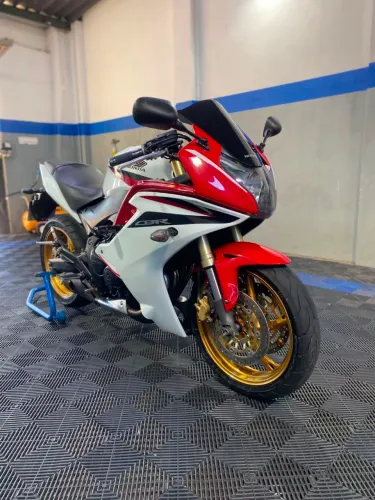 Cbr600f em ótimo estado.