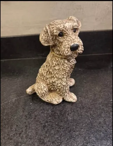 Estatueta de cachorrinho reconhecido como um item colecionável retrô.