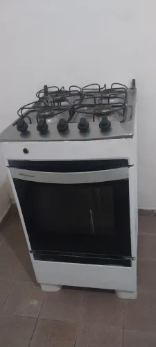 Fogão 4 bocas.