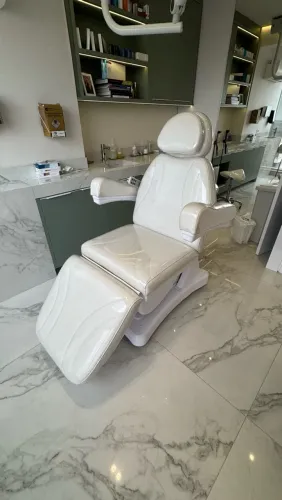 POLTRONA ESTÉTICA ELÉTRICA ESTEK - 3 MOTORES | SEMINOVA