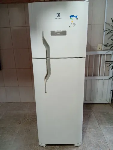 Geladeira Eletrolux top linda semi nova v 220 valor 1100 reais com entrega