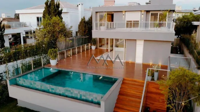 Casa à Venda no Alphaville com 4 Suítes  379,86m²