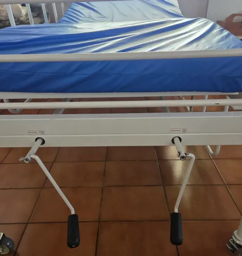 Cama Hospitalar artculada c/ duas manivelas com colchão