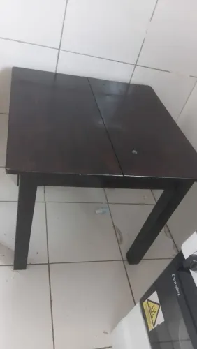 Mesa de madeira de lei