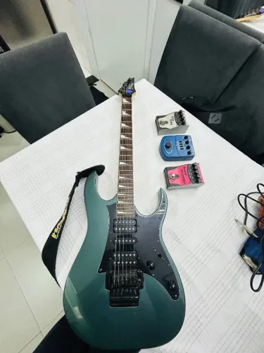 Guitarra ibanez Gio, com pedais e amplificador