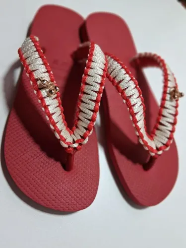 Havaiana customizada com macramer