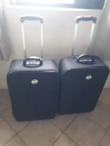 2 Malas de viagem , 64 cm x 27 cm com rodinhas. cor preta. marca Village, nova. R$300,00.