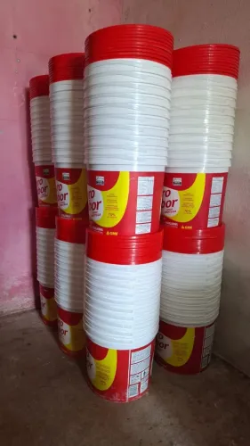 Balde de margarina vazio de 15kg. Sujo custa 3,50 reais e limpo custa 4,50,00 reais cada.