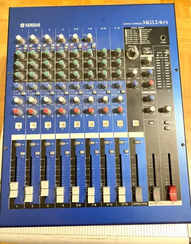 Mesa de som Yamaha Mixing Console  Mg12/4fx
