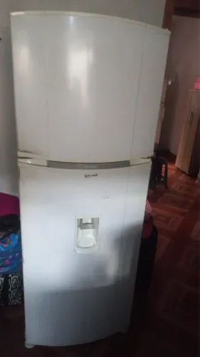 Geladeira em boa conservação, funcionando tudo perfeitamente