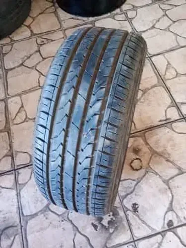 Vendo um pneu 215/50/17