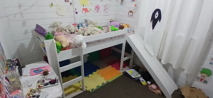 Cama infantil com colchão e escorregador