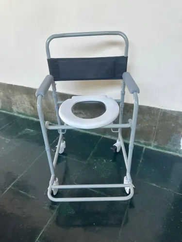 Cadeira higiênica Dellamed - Impecável 