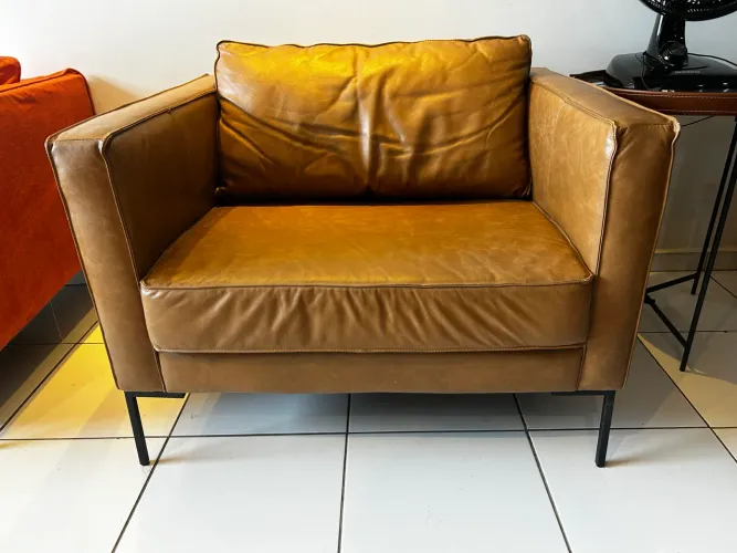 02 Poltronas em Couro Legítimo 
