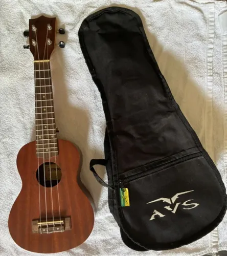 Ukulele acústico tamanho Soprano com roldanas para correia
