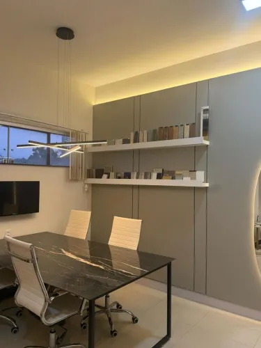 Painel em MDF na cor Cinza fóssil e Branco com iluminação em Led e espelho