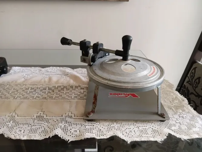Máquina fechadora de marmita 