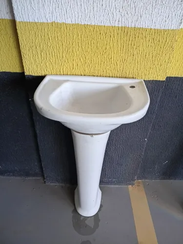 Lavatório com coluna 