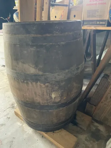 Barril de Madeira Grápia - 225 Litros - usado - Ideal para Decoração