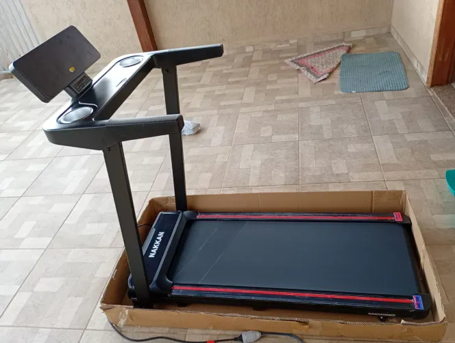 Vendo uma esteira elétrica ergométrica marca NAKKAN IMPORTADA 12klm nova
